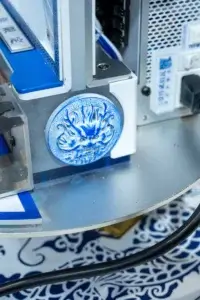 Dekoracyjny grawerunek smoka i Seasonic Szczegóły portu zasilacza w Vertex Dragon Mod.