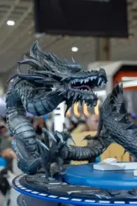 Zbliżenie głowy smoka z wyraźnymi szczegółami i czerwonymi oczami na Vertex Modyfikacja Dragon.