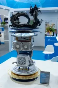 Pełny widok FUXK Vertex Dragon Mod z czarną figurką smoka zaprezentowany na targach COMPUTEX 2024.
