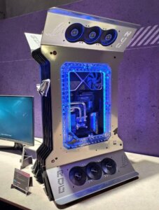 마이크 페테레인스(MP-Customized)가 제작한 MAXIMUS 커스텀 PC 타워가 파란색 LED 조명과 함께 전시회에 전시되었습니다.