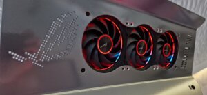 클로즈업 Seasonic MP-Customized에서 제작한 MAXIMUS 파워드 빌드, ROG 로고 컷아웃이 있는 트리플 RGB 팬 장착