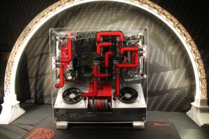 MP-Customized에서 제작한 Shui-Shen PC 모드의 정면 모습으로, 정교한 붉은색 수냉 채널과 팬이 보입니다.