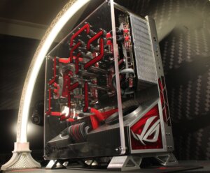 MP-Customized에서 제작한 투명 케이스와 붉은색 냉각 루프가 특징인 Shui-Shen 커스텀 PC의 측면 모습입니다.