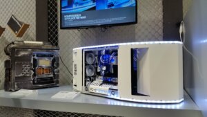 마이크 페테레인스(MP-Customized)가 쿨러 마스터 대회에서 수상 경력에 빛나는 Tri-MAX 커스텀 PC를 전시했습니다.