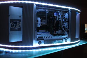 MP-Customized에서 Cooler Master 케이스를 사용하여 제작한 Tri-MAX 커스텀 PC에 LED 조명이 설치되었습니다.