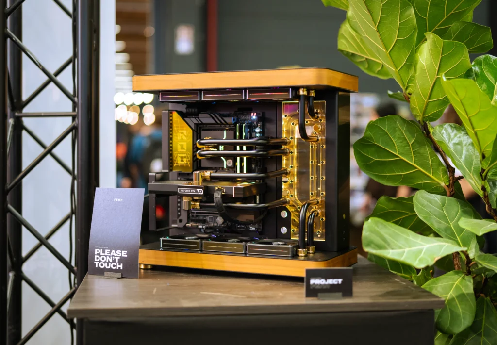 定制金色点缀水冷式PC，由……驱动海韵在 FENN 的 FACTS 2025 展位上展出。